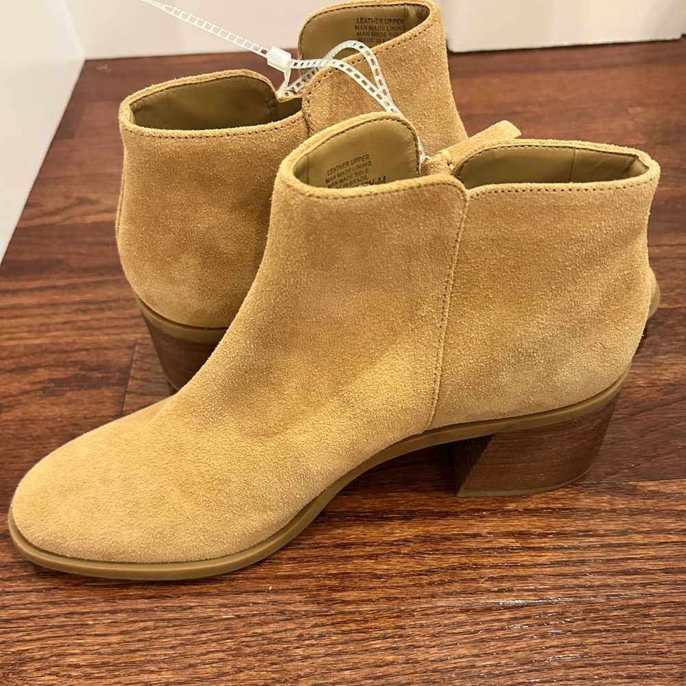 New w/ tags tan suede/leather upper ankle bootss SZ 9.5